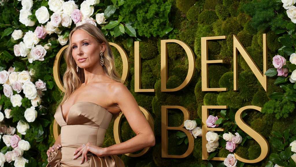 Golden Globes host Nikki Glaser struggles with Julia Roberts and Venezuela while building monologue