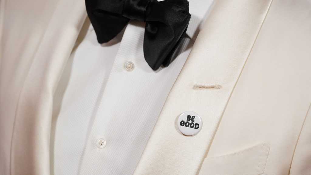 Celebrities wear pins protesting ICE at the Golden Globes