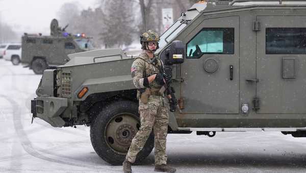An FBI officer works the scene during operations on Friday, Jan. 16, 2026, in St. Paul, Minn. (AP Photo/Adam Gray)
