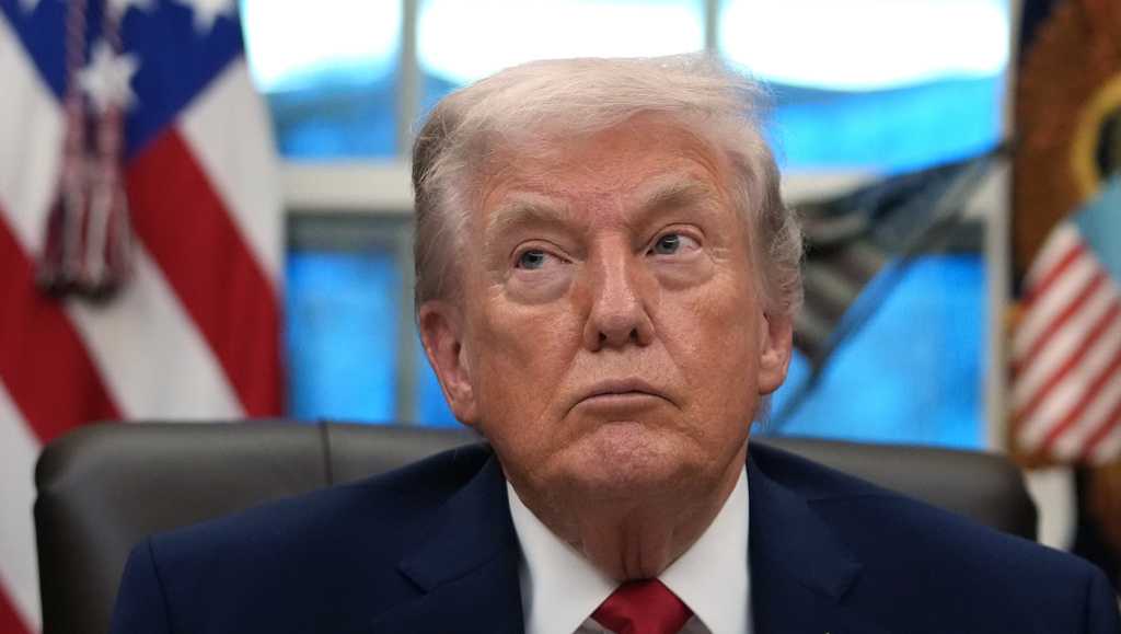 Trump threatens tariffs on countries selling oil to Cuba, a move that puts pressure on Mexico