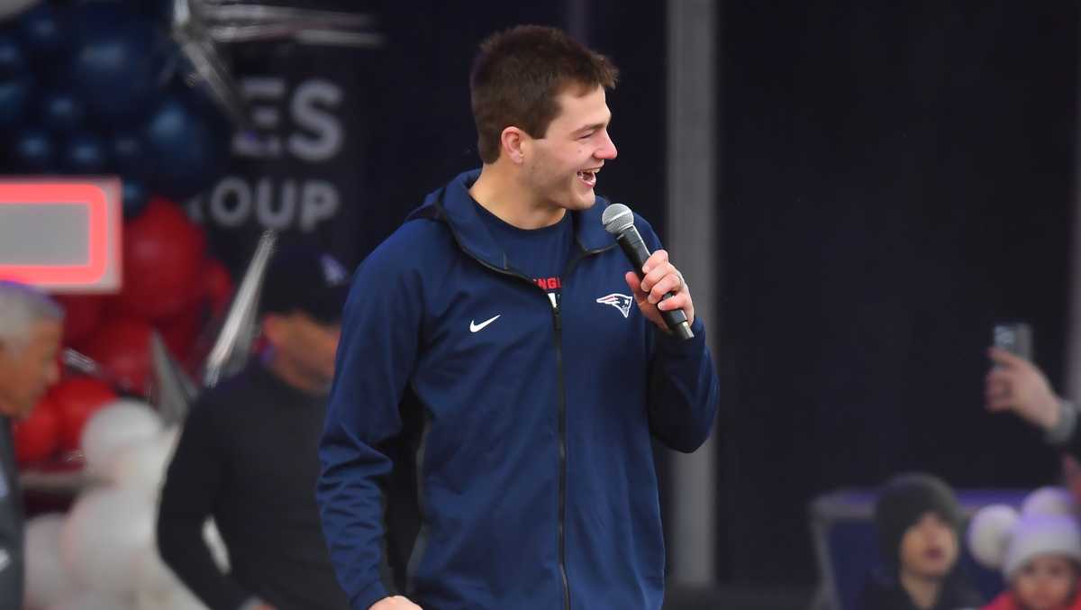 New England Patriots players, head coach Mike Vrabel hype up fans before Super Bowl
