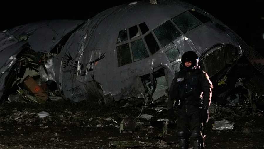 Bolivia cargo plane crash scatters cash, at least 15 dead