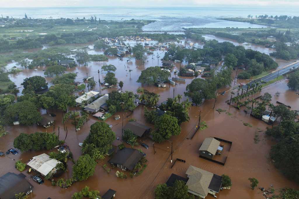 More than 4,000 told to evacuate catastrophic flooding in Hawaii