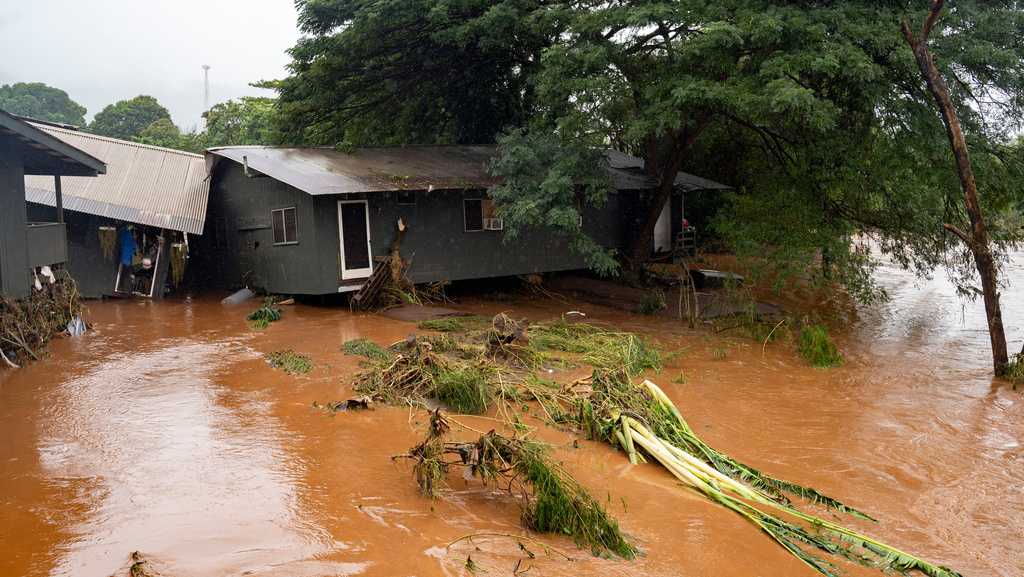 Raging floodwaters lift cars, prompt more evacuations in Hawaii