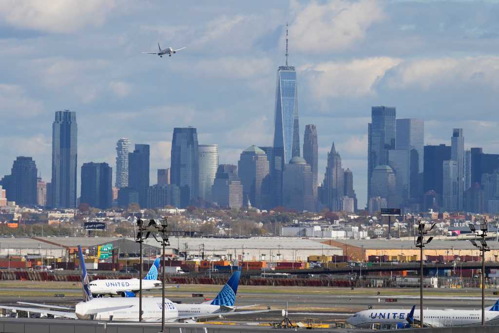 Burning smell forces Newark airport control tower evacuation, briefly halting flights