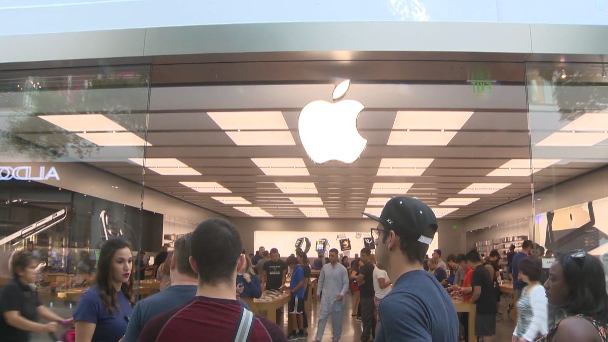 Thieves target Roseville Galleria Apple Store 4 times