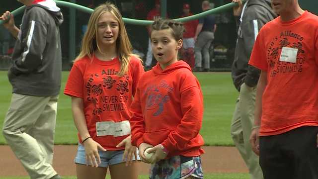10-year-old girl with terminal cancer throws out first pitch at Reds game - Vimarsana News