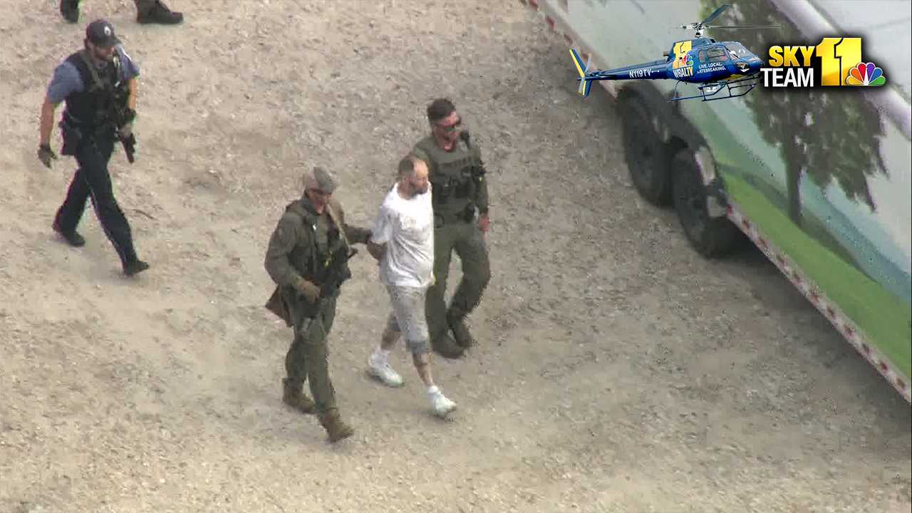 News crew spots escaped inmate while doing story on him - Vimarsana News