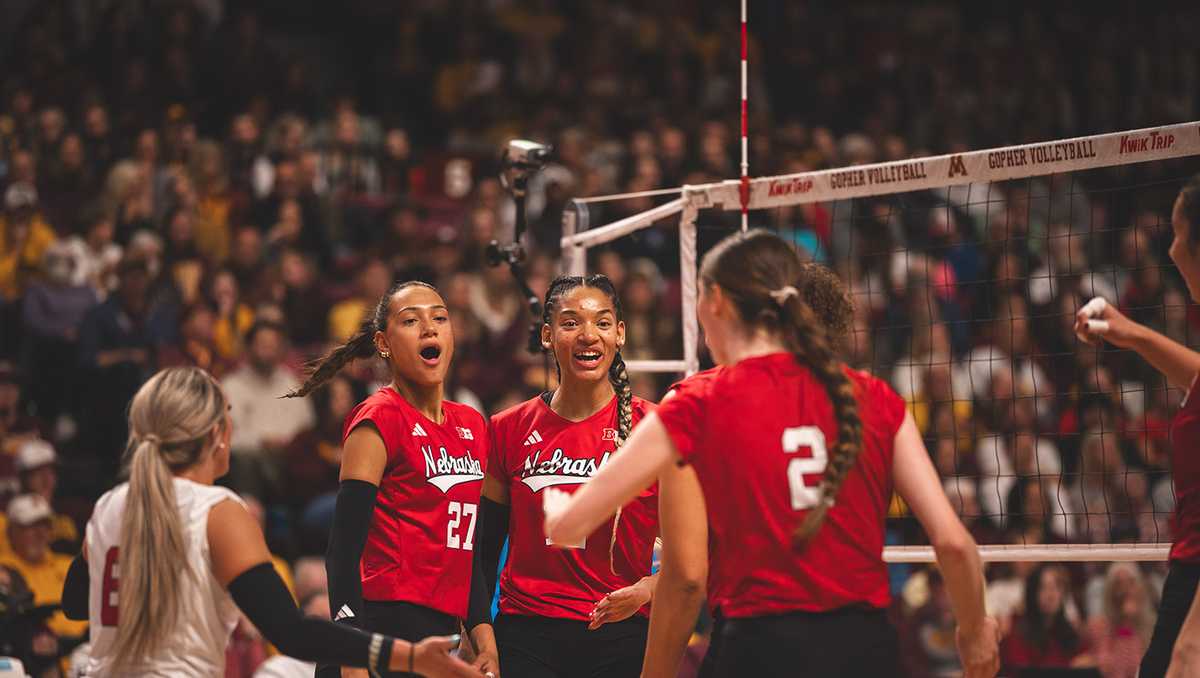 Husker volleyball extends sweep streak after taking down Minnesota