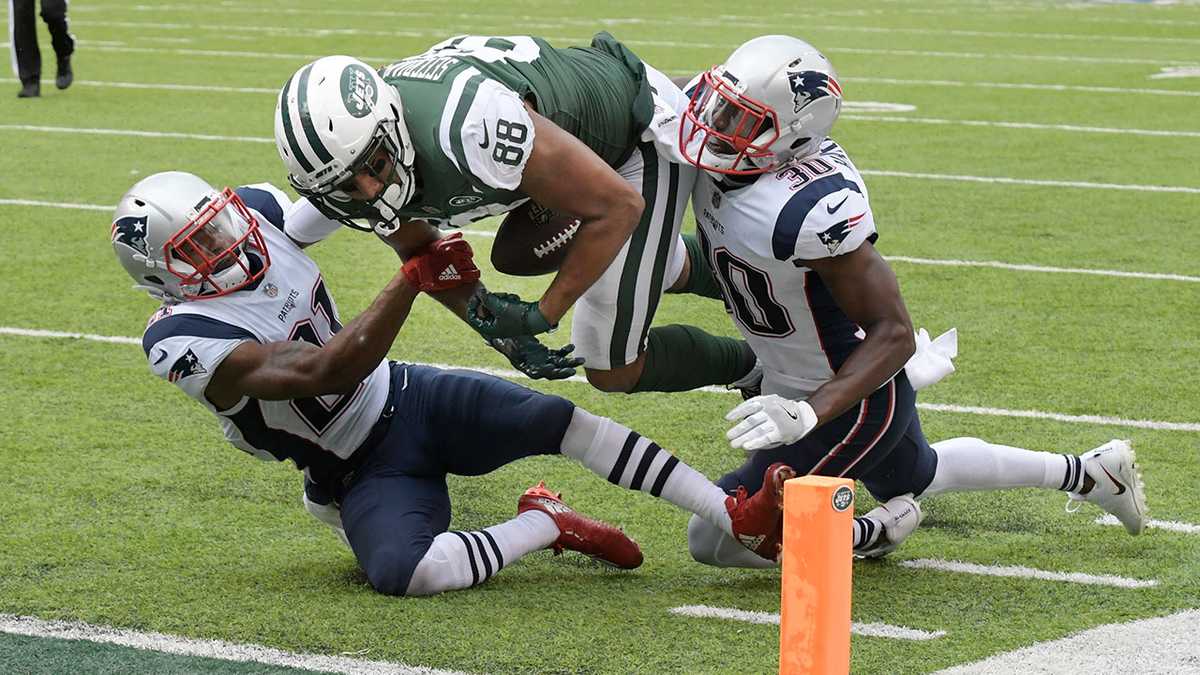 Watch: Patriots get big fumble recovery on overturned call