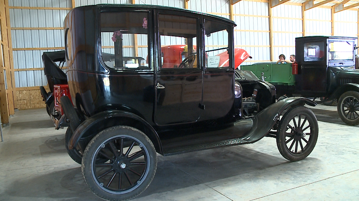 93-year-old Iowa man auctions off antique car collection