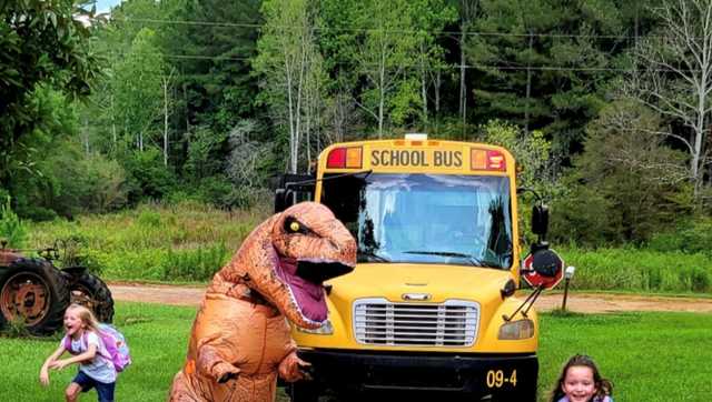 Alabama dad dresses up as T-Rex dinosaur, greets his daughter after her first day of school - Vimarsana News