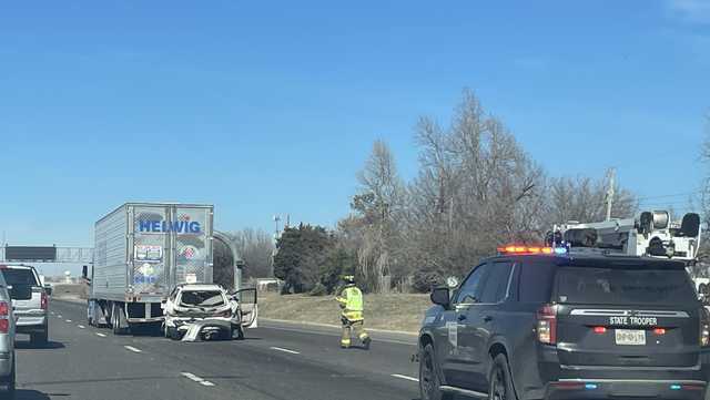 Multiple-vehicle collision causes lane closures on I-35 in Moore - Vimarsana News