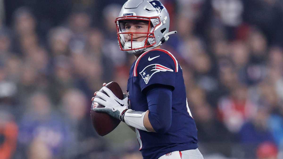 Zappe leads Patriots on 2 TD drives after replacing Jones at QB