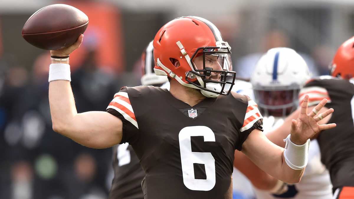 Cleveland Browns quarterback Baker Mayfield (6) and guard Joel Bitonio (75)  talk with head coac …