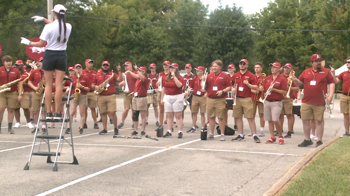 Razorback band performs for UA move-in