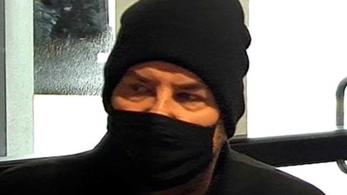 Robber uses note to demand money at bank, flees scene