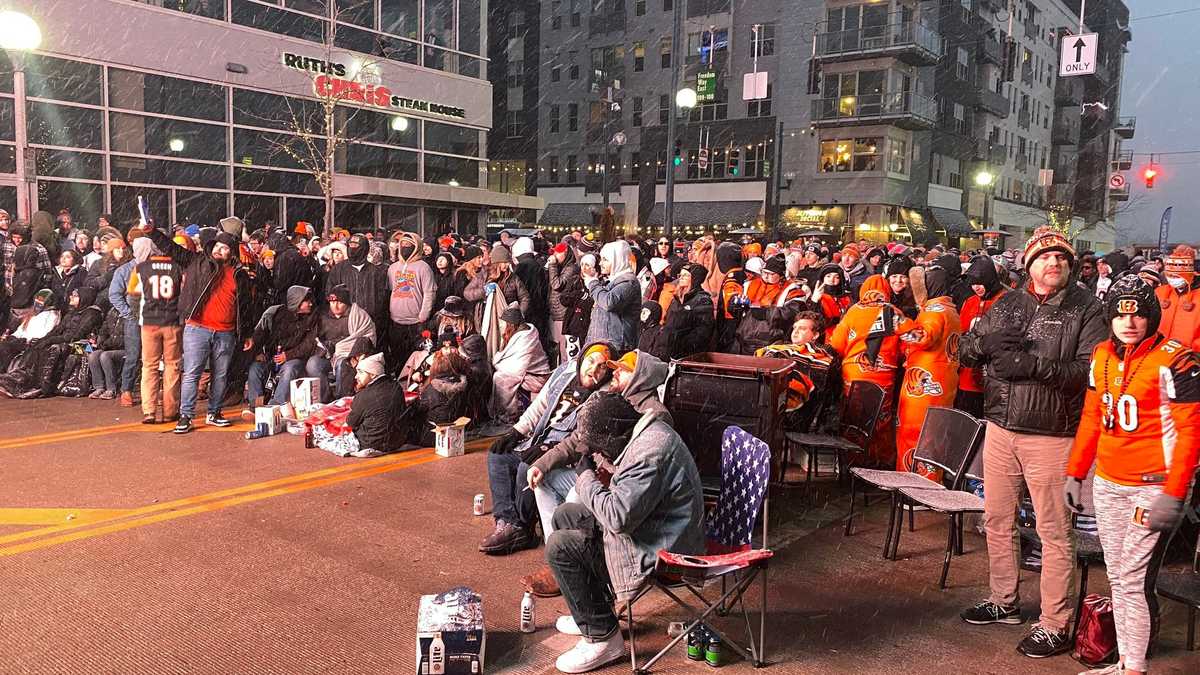 Bengals fans turn out in Cincinnati to watch Super Bowl