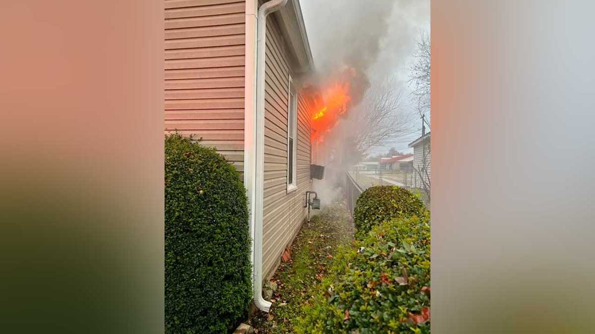 Husband, wife escape after fire breaks out at Bardstown home, interior total loss