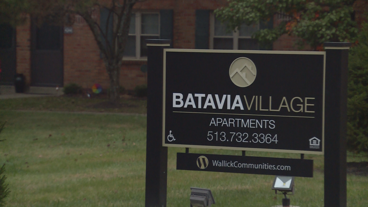 1 man shot, another stabbed outside Batavia Township apartment complex