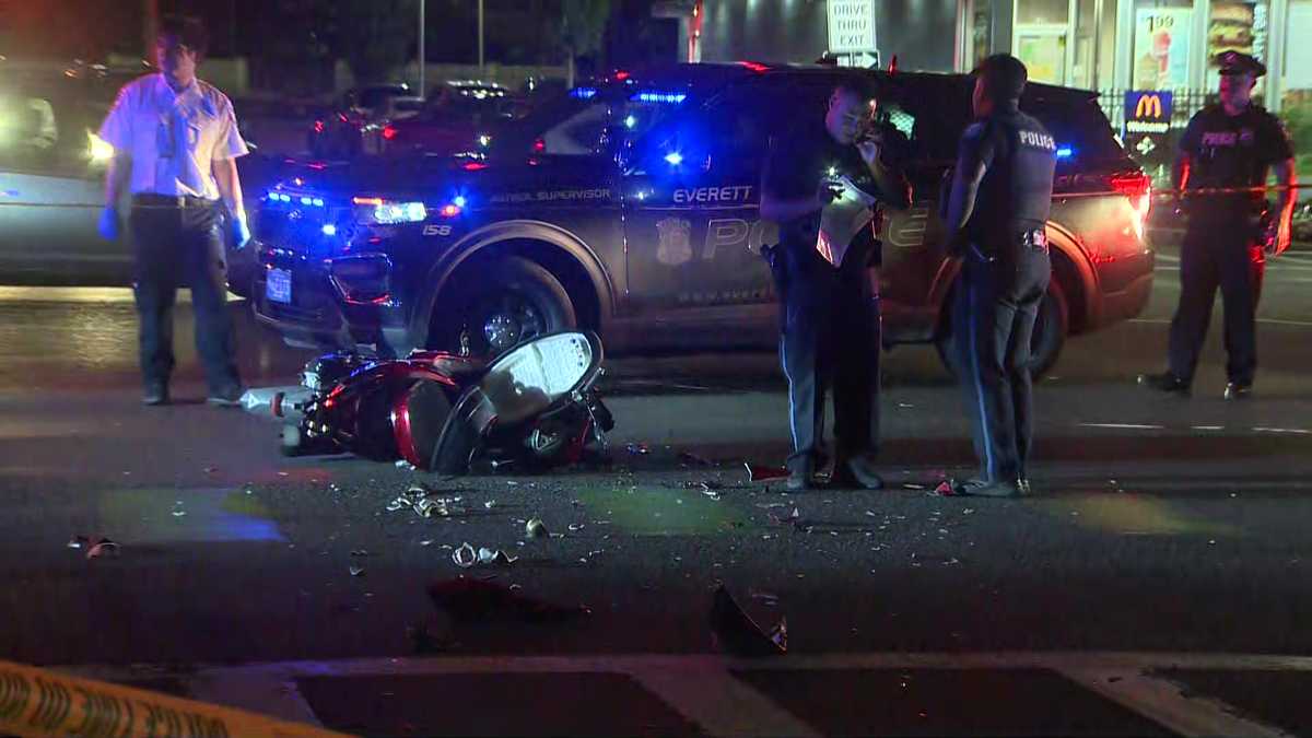 马萨诸塞州埃弗里特警方调查涉及摩托车的致命车祸