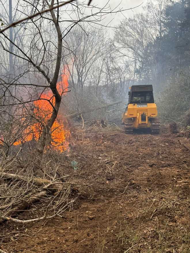 Los respondedores de emergencia trabajan para contener incendio en el lago Beaver