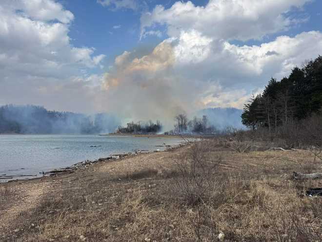 El fuego de cepillo se enciende en orillas de Beaver Lake