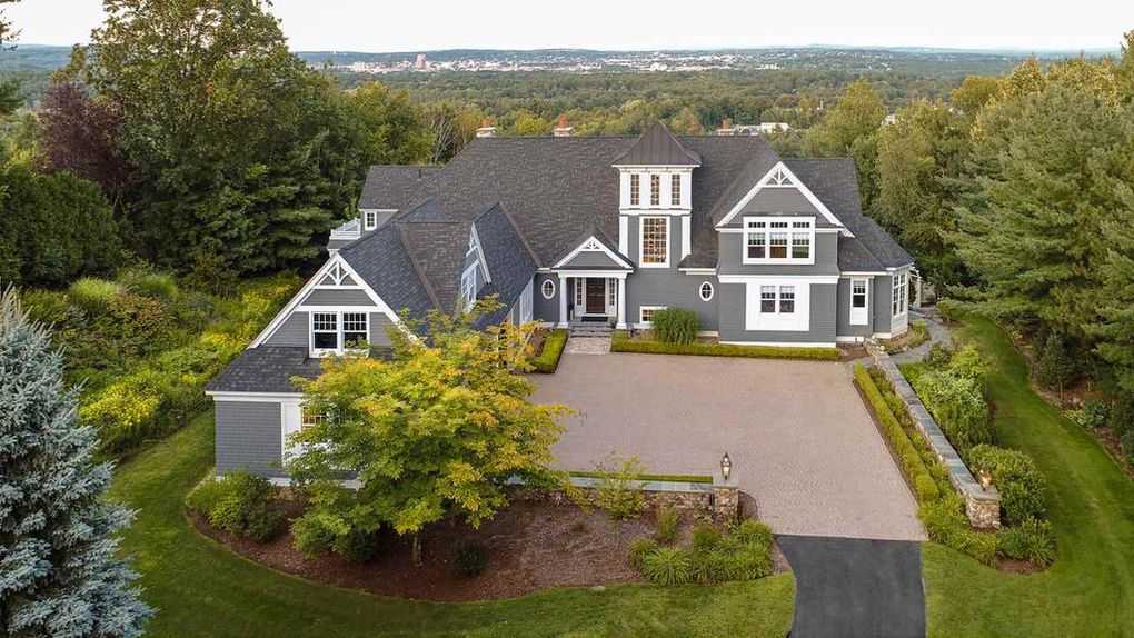 Mansion Monday Privacy and relaxation in Bedford, just minutes from the city