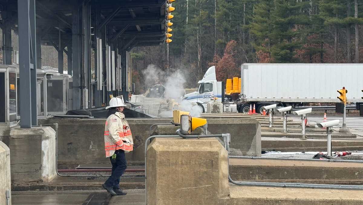 Everett Turnpike North shut down at Bedford tolls after crash