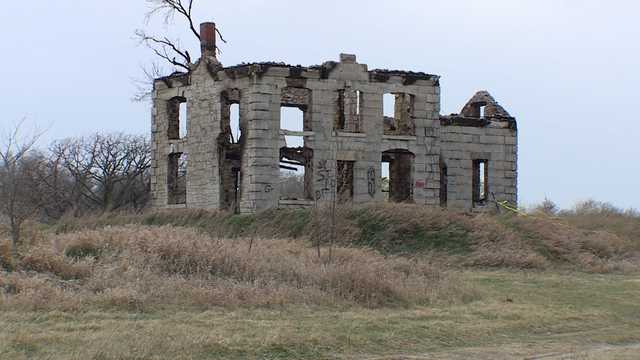 Historic home in Ashland burns, community heartbroken to see icon gone - Vimarsana News