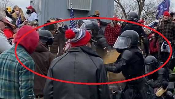 Man deployed mace at police during Capitol riot, prosecutors say - Vimarsana News