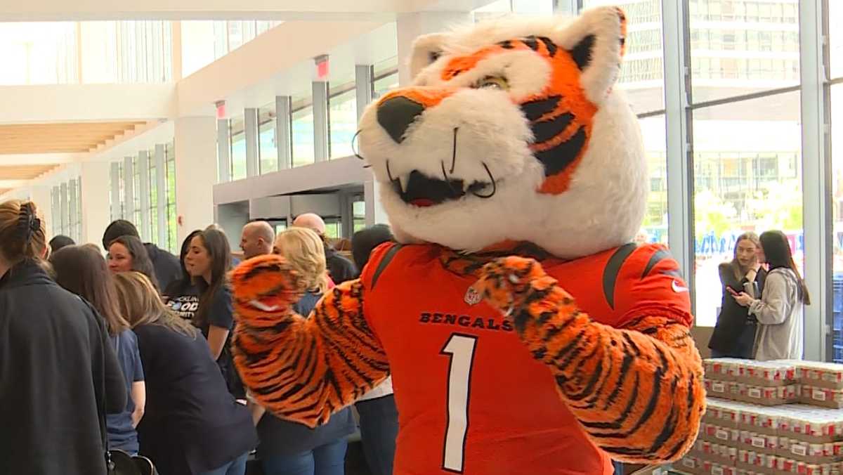 Bengals player Sam Hubbard celebrates 'Fifth Third Day' by helping feed ...