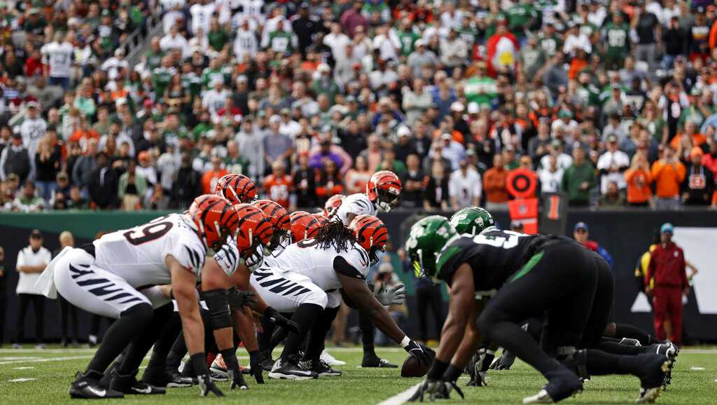 White takes charge, powers Jets to upset of Bengals