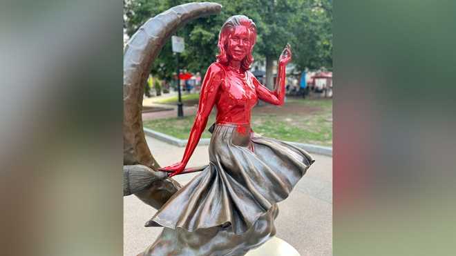 La "Statua di Strega" a a Salem, Massachusetts, è stata vandalizzata con vernice rossa  x20;il giugno 6, 2022.
