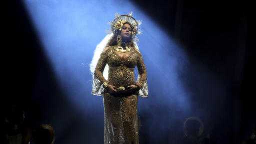 Golden Grammys: CeeLo appears statue-like, Beyonce dons queenly crown