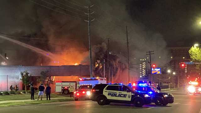 Crews battle massive fire in Alabama - Vimarsana News