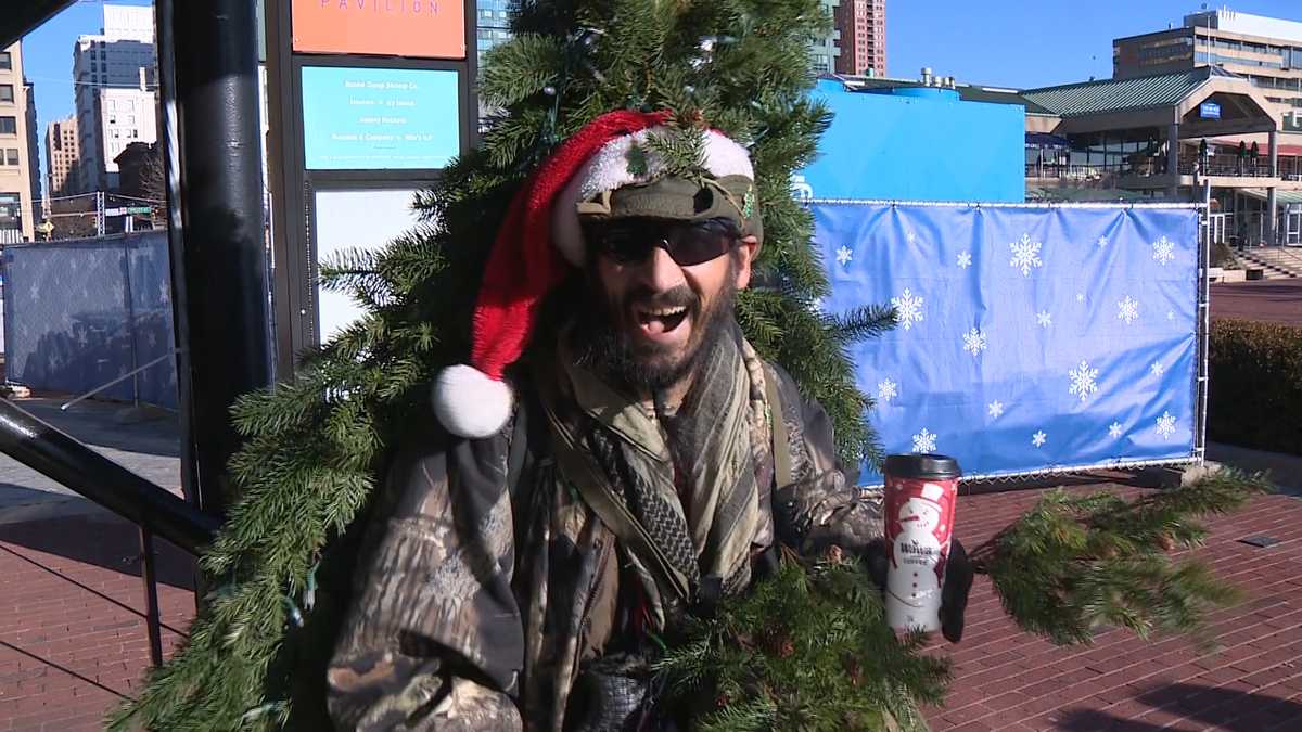 'Mr. Christmas Tree' brings smiles to those he meets