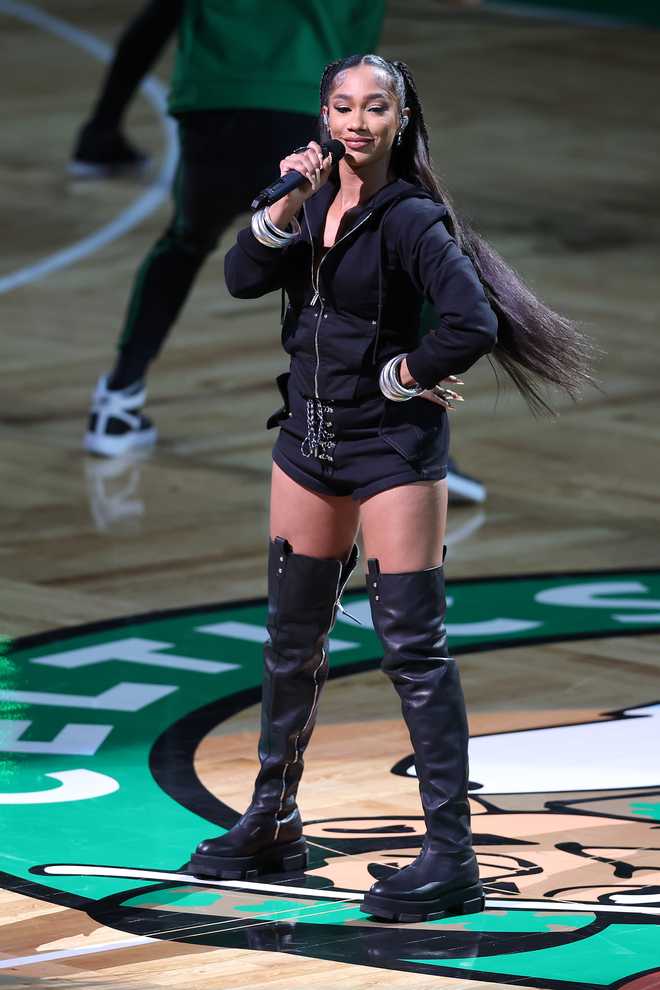 El rapero BIA actúa durante el medio tiempo del Juego 2 de las Finales de la NBA de 2024 entre los Boston Celtics y los Dallas Mavericks en el TD Garden el 9 de junio de 2024 en Boston, Massachusetts.