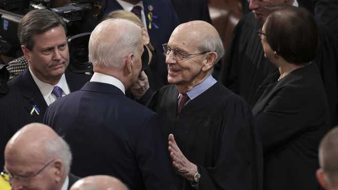 President Joe Biden (C)) speaks to the Supreme Court Associate Justice x20; Breyer after Biden handed over the state's address during a joint congressional session of the United States Capitol on March 1. 2022 in Washington, DC. Breyer announces he is retiring for x20? Court. During the Union's first state speech Maiden x20?'S administration's efforts to lead to a global response to The Russian invasion of Ukraine, works to curb inflation and bring the country out of the COVID-19 pandemic. (Photo W in McNamee / Getty Pictures)