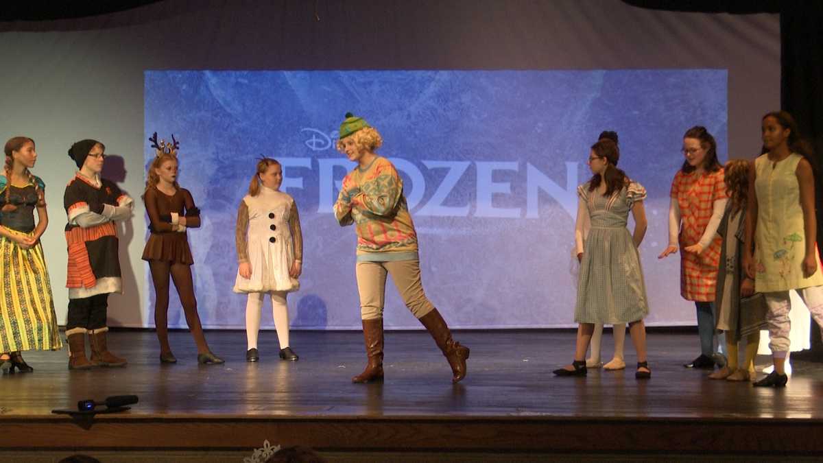 jeffersonville-middle-school-putting-on-frozen-jr-musical