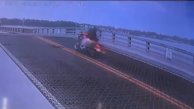 VIDEO: Biker crosses drawbridge in Daytona Beach as it raises - Vimarsana News