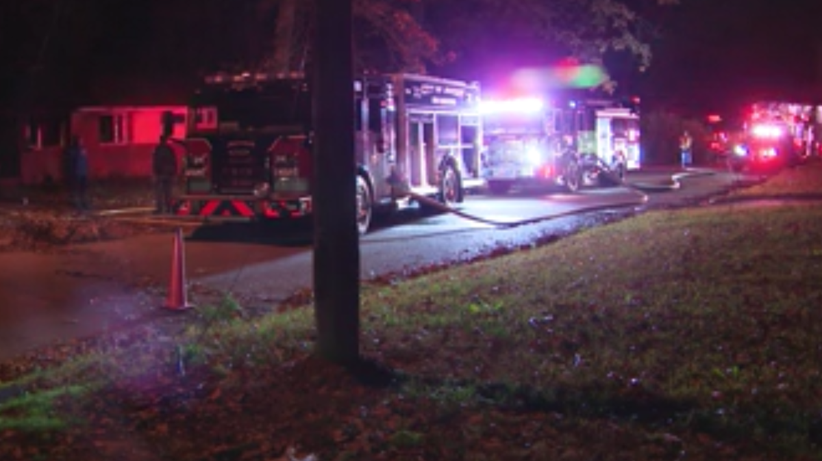 Abandoned house fire in Jackson damages home next door