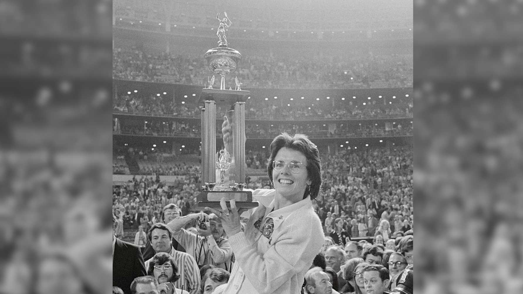 Billie Jean King wins 1973 &amp;#39;Battle of the Sexes&amp;#39; tennis match