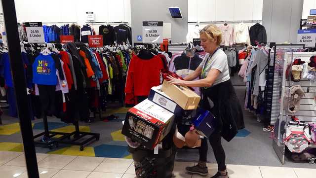 5 ways retailers try to get you to spend more this holiday season - Vimarsana News