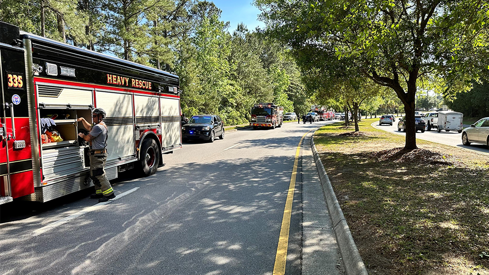 Bluffton Teens hospitalized after vehicle crashes into tree