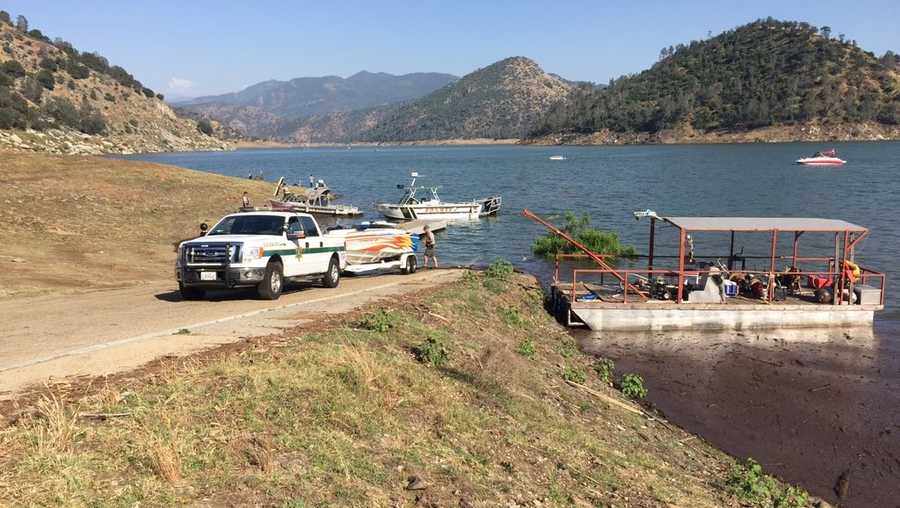 @fresnosheriff just pulled #boat to shore from Friday's #PineFlatLake ax. Major damage on right side. Boat was 36 ft deep.