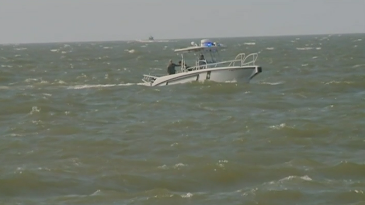 Man's body recovered after boat capsizes in Lake Pontchartrain