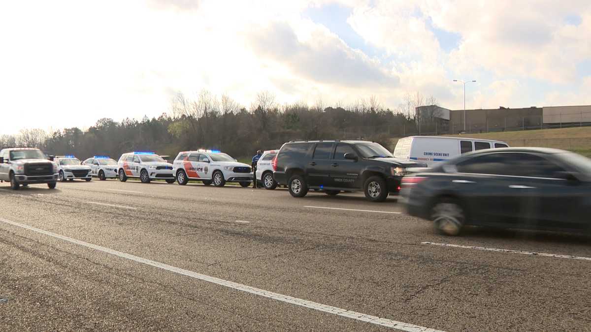 Jackson police investigate after body found on side of interstate