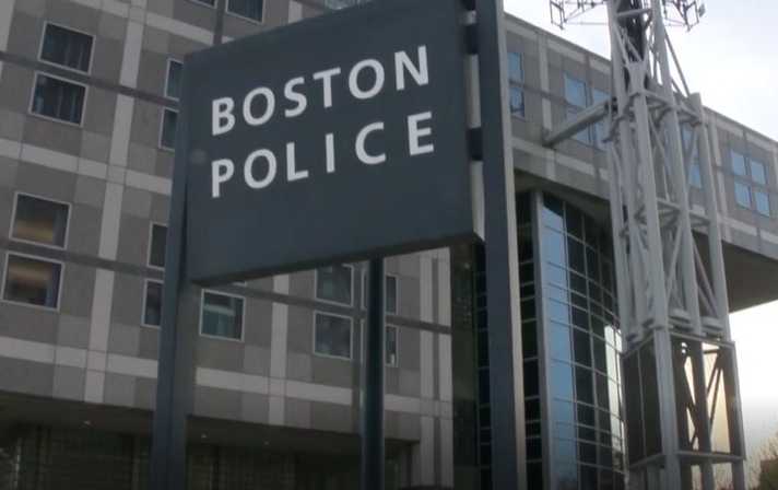 波士顿一女子被指控用拳头、脚踢和瓶子打击狗
