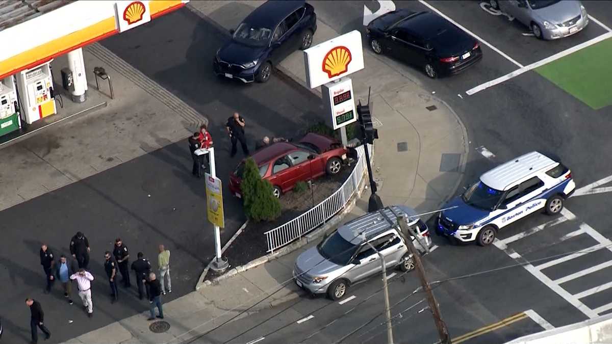 波士顿警察在加油站发生车祸受伤